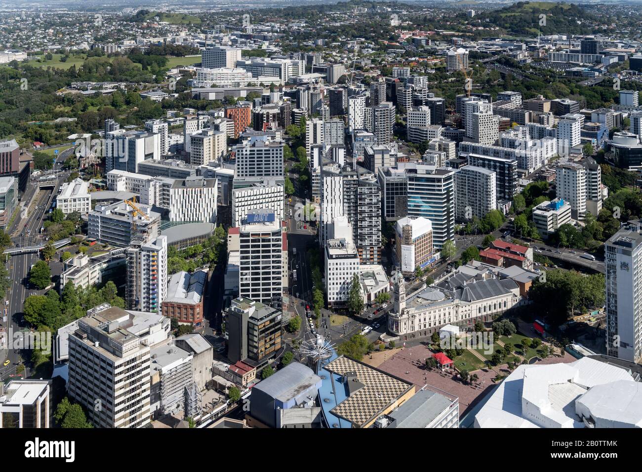 Auckland, NUOVA ZELANDA - 05 novembre 2019: Paesaggio urbano dall'alto del teatro storico del municipio e degli edifici alti al centro fresco della città dinamica, sh Foto Stock