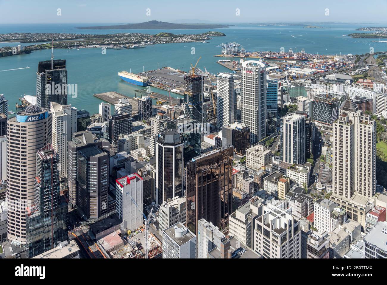 Auckland, NUOVA ZELANDA - 05 novembre 2019: Paesaggio urbano dall'alto della baia del porto di Waitemata e degli edifici alti nel fresco centro della città dinamica, girato dentro Foto Stock
