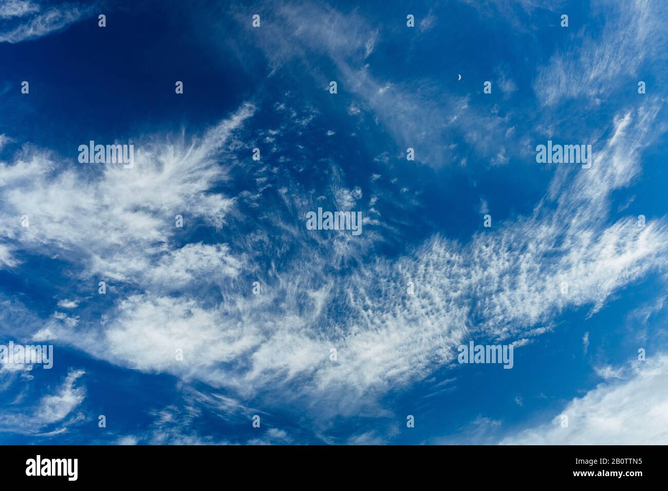 Luminose e belle foto di celesti nuvole bianche e satura il cielo blu con la luce del sole. Luce delicata e ariosa nuvoloso con sfondo bianco e b Foto Stock