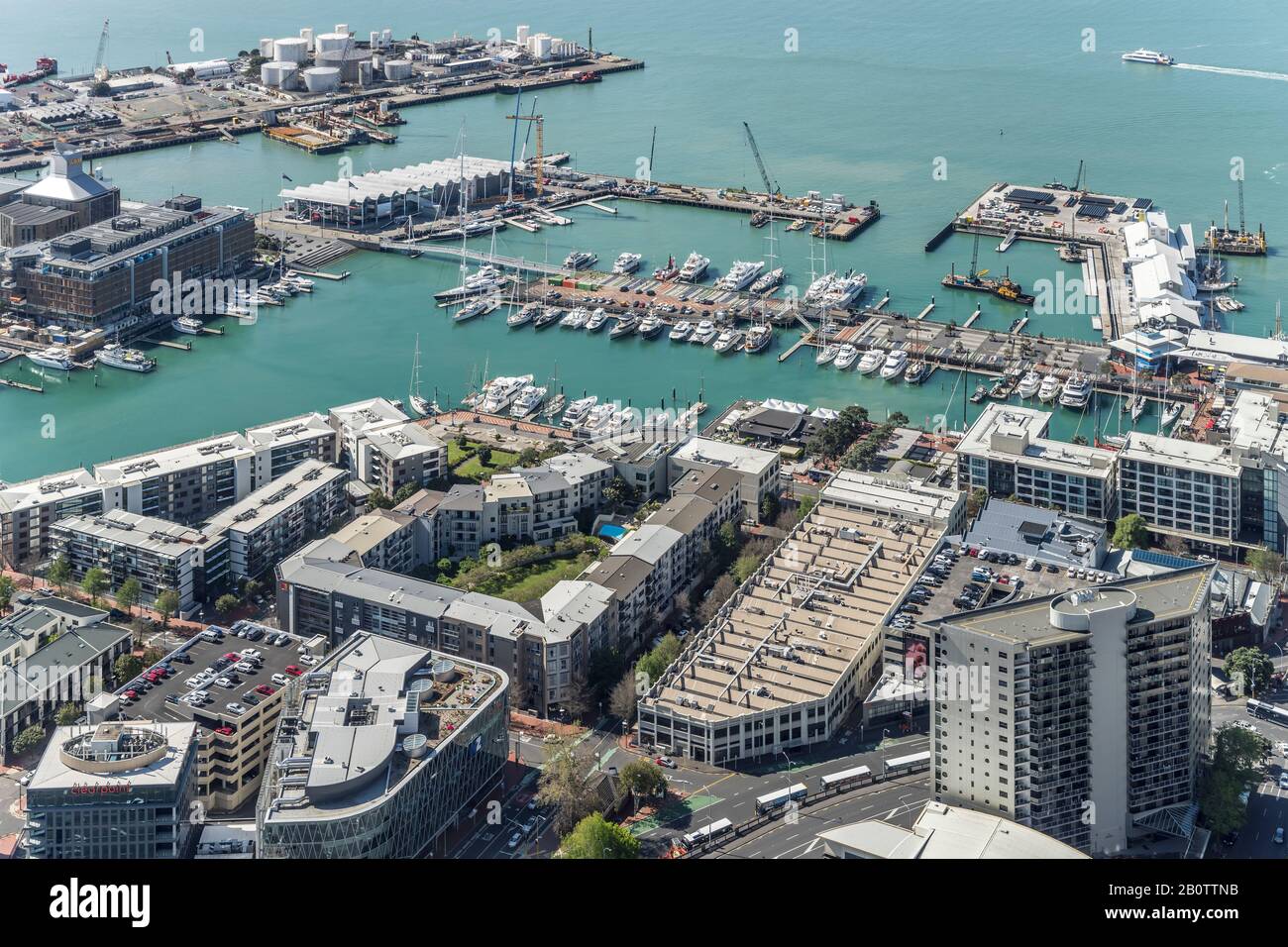 Auckland, NUOVA ZELANDA - 05 novembre 2019: Paesaggio urbano dall'alto dei moli e dei moli del porto al fresco centro della città dinamica, girato in primavera tarda Foto Stock