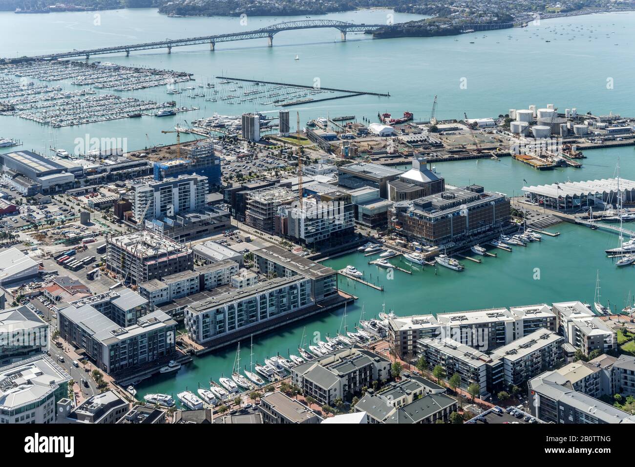 Auckland, NUOVA ZELANDA - 05 novembre 2019: Paesaggio urbano dall'alto del porto turistico e banchine industriali al fresco centro della città dinamica, girato in luminoso Foto Stock