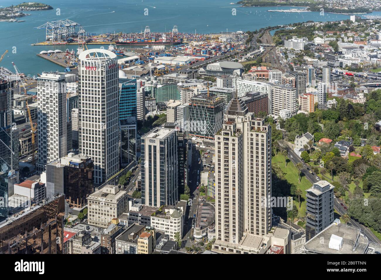 Auckland, NUOVA ZELANDA - 05 novembre 2019: Paesaggio urbano dall'alto del porto industriale e degli edifici più alti nel centro della città dinamica, girato a Brigh Foto Stock