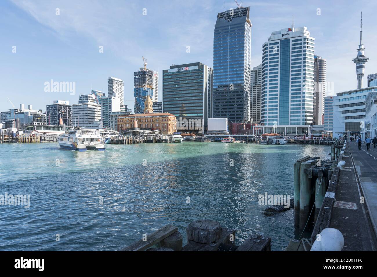 Auckland, NUOVA ZELANDA - 05 novembre 2019: Paesaggio urbano con edifici alti e porto dei traghetti nel fresco centro della città dinamica, girato in piena primavera Foto Stock
