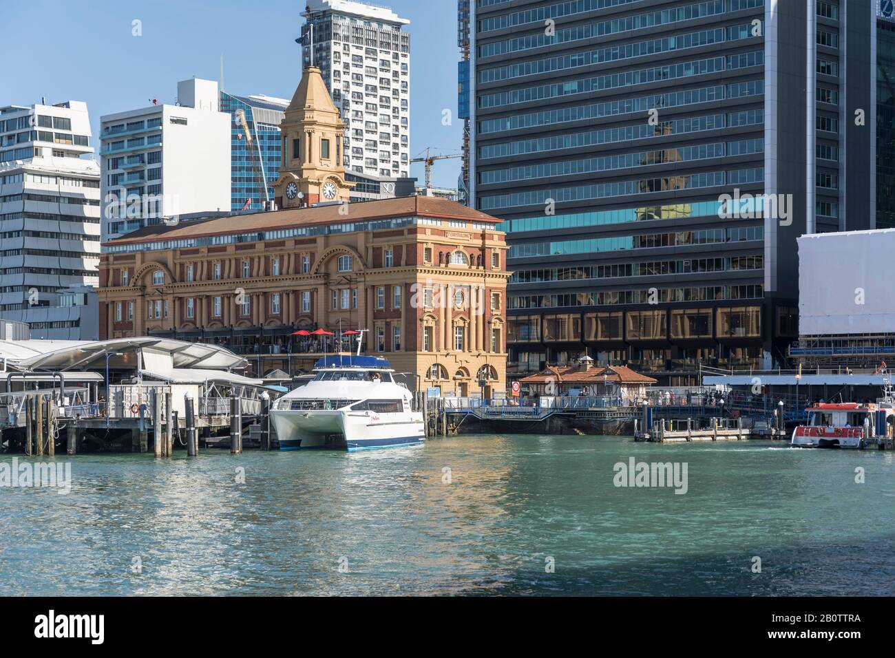 Auckland, NUOVA ZELANDA - 05 novembre 2019: Paesaggio urbano con storico edificio dei traghetti nel porto del dinamico centro della città, girato in piena luce tarda primavera ligh Foto Stock