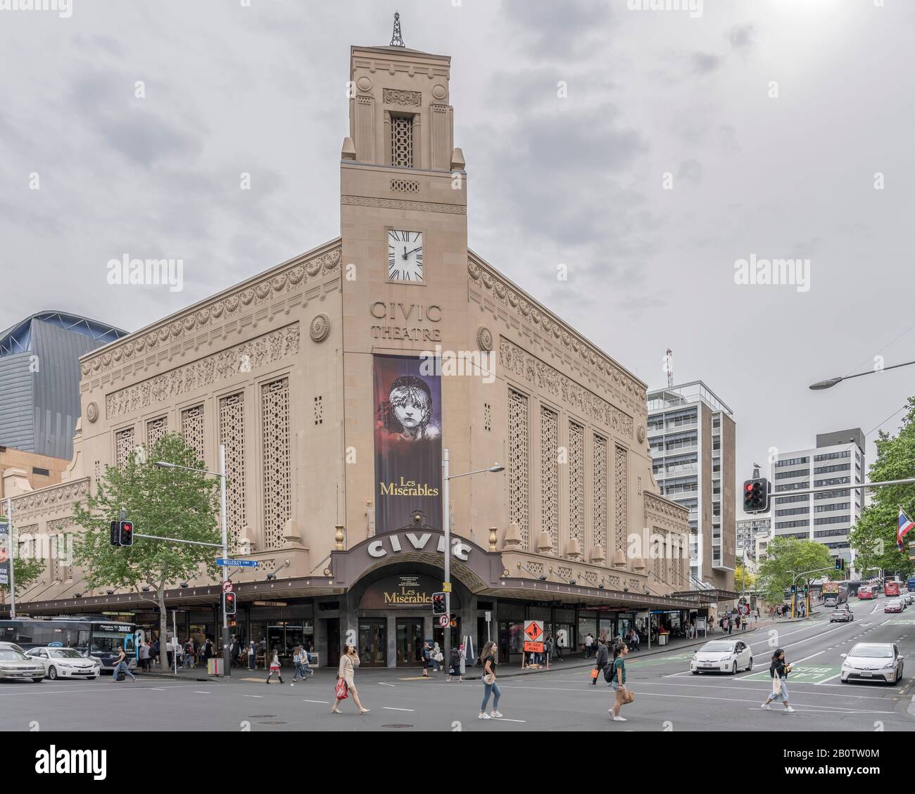 Auckland, NUOVA ZELANDA - 05 novembre 2019: Paesaggio urbano con teatro storico e edifici alti nel fresco centro della città dinamica, girato in ritardo luminoso Foto Stock