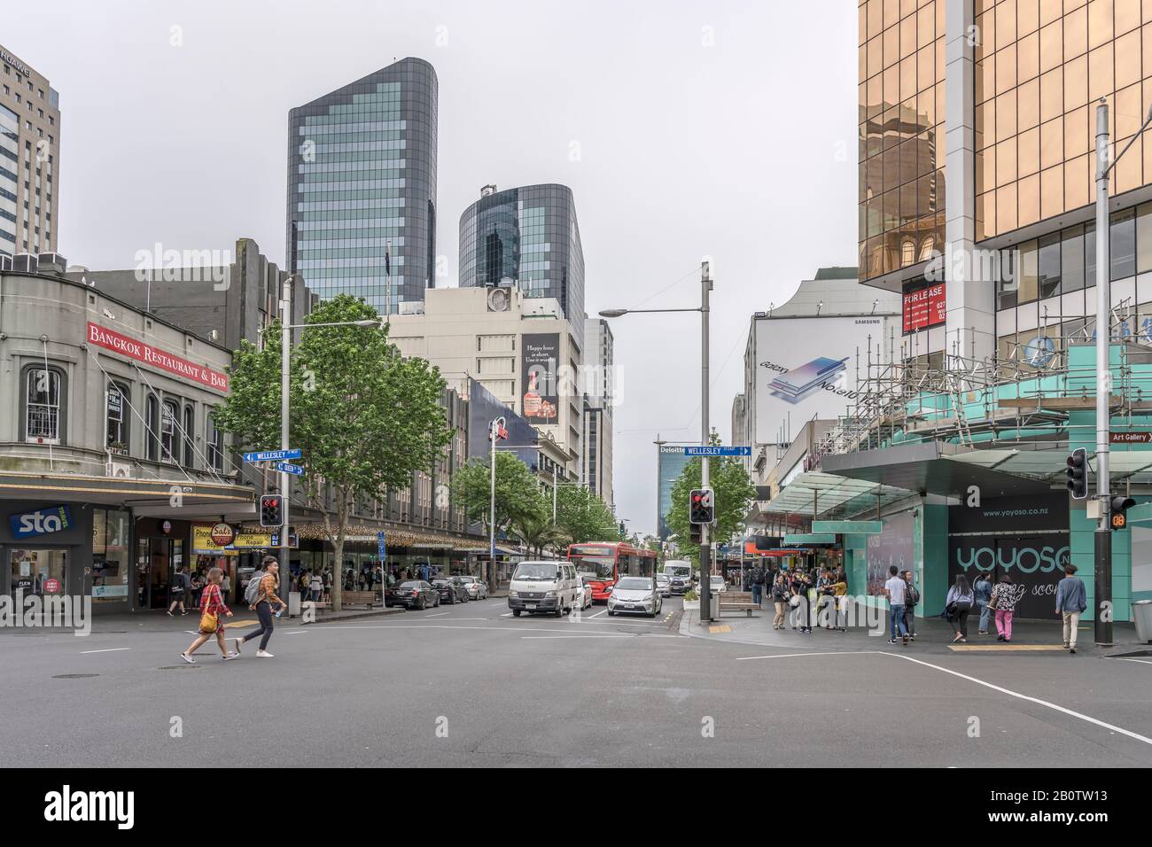 Auckland, NUOVA ZELANDA - 06 novembre 2019: Paesaggio urbano con importante Queen Street tra gli edifici più alti del centro della città dinamica, girato in luminoso Foto Stock