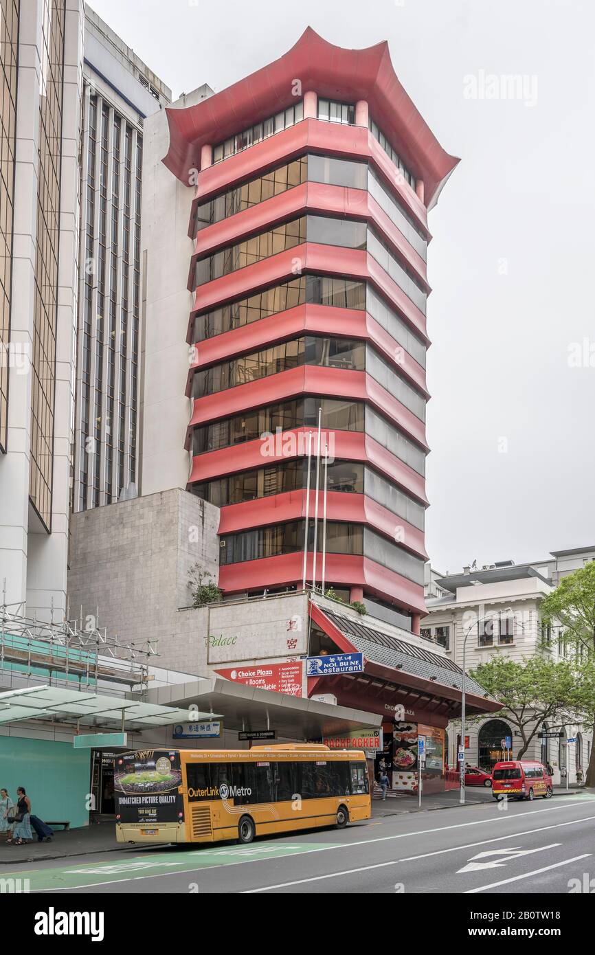 Auckland, NUOVA ZELANDA - 06 novembre 2019: Paesaggio urbano con autobus e alto edificio rosso al fresco centro della città dinamica, girato in luminosa luce della tarda primavera Foto Stock