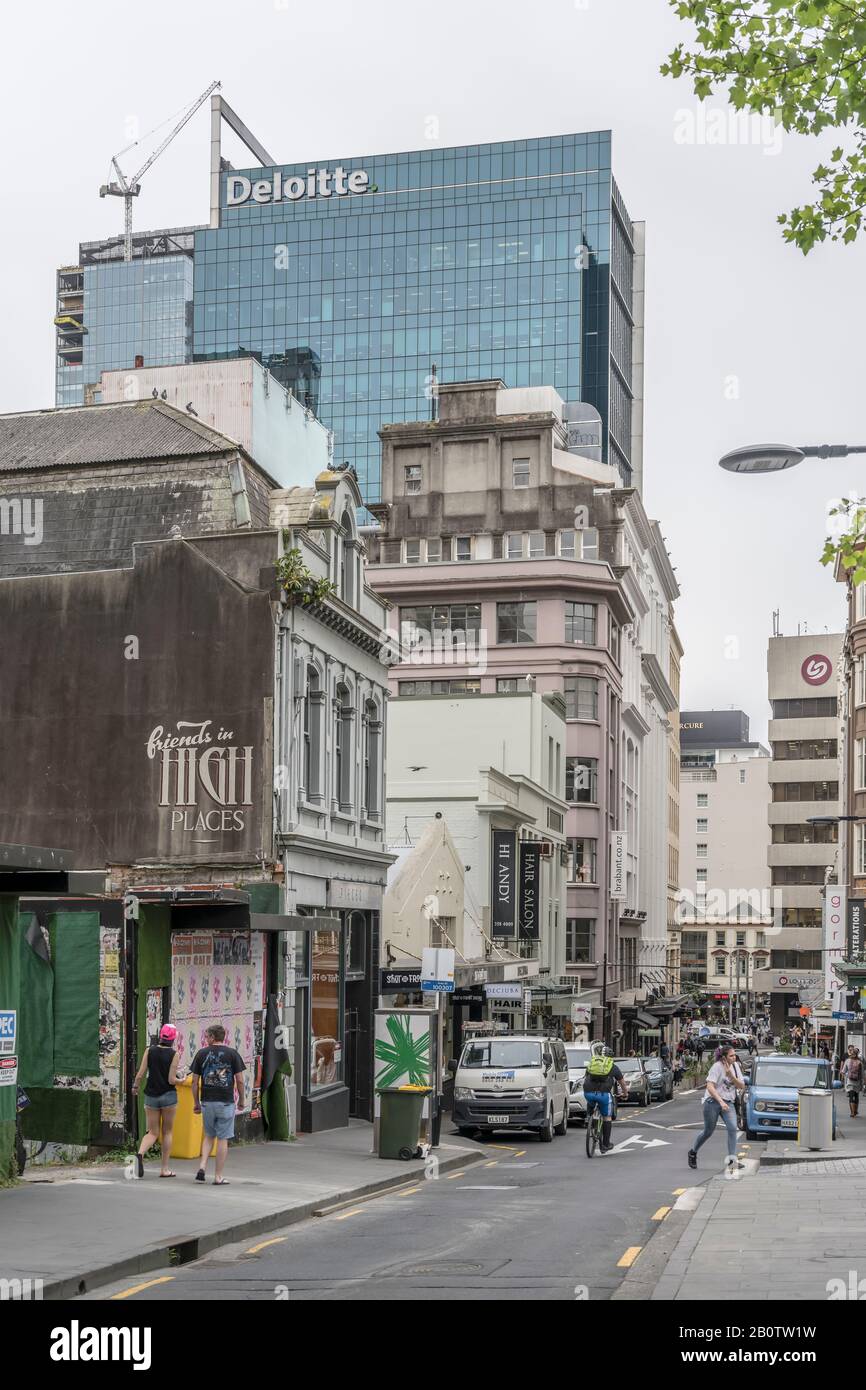 Auckland, NUOVA ZELANDA - 06 novembre 2019: Paesaggio urbano con edifici nuovi e vecchi crumbling in piccola strada al centro della città dinamica, Foto Stock