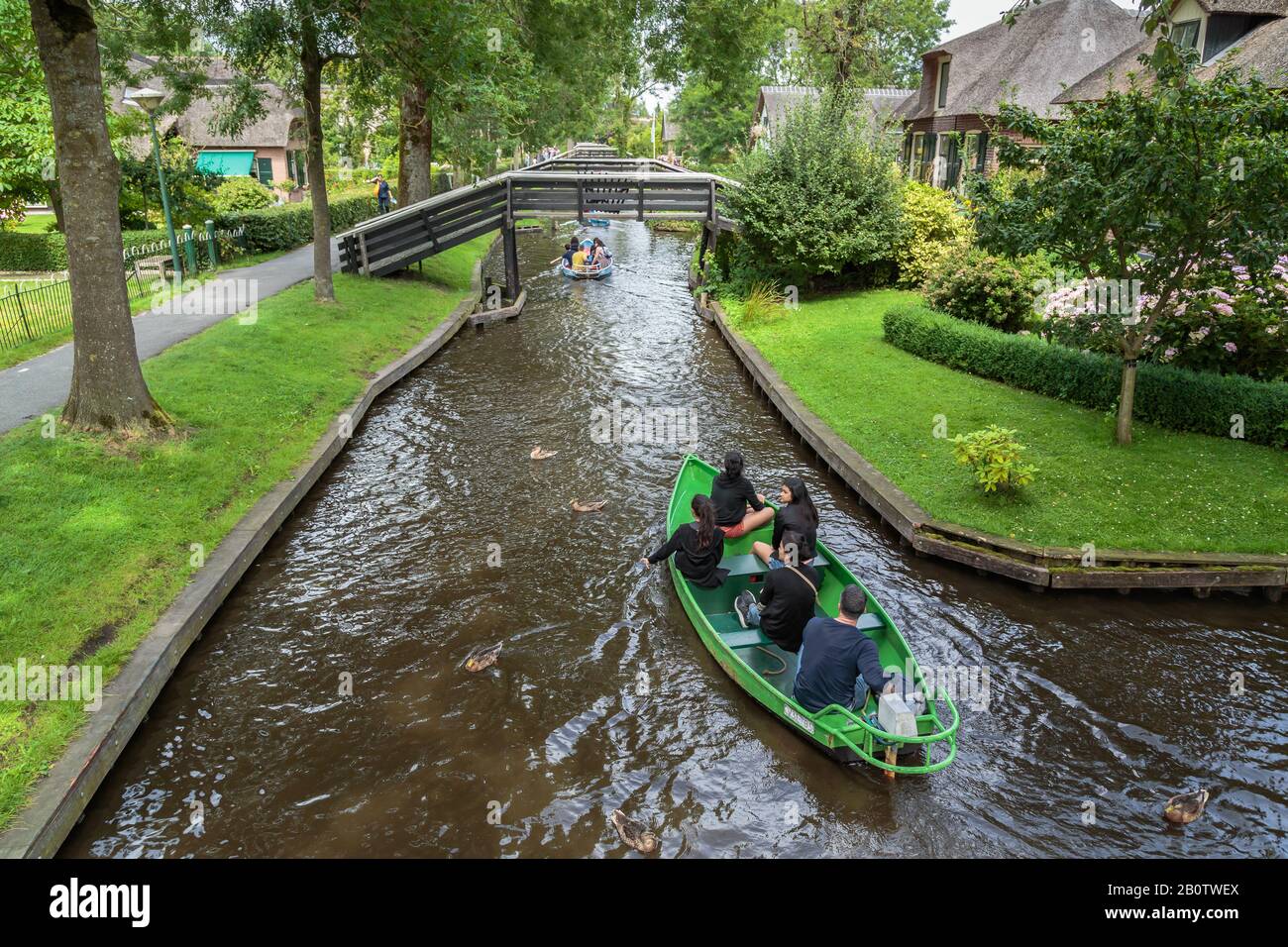 Il Giethoorn Village in Olanda è un ambiente senza auto popolare tra la gente del posto e i turisti di tutto il mondo. Foto Stock