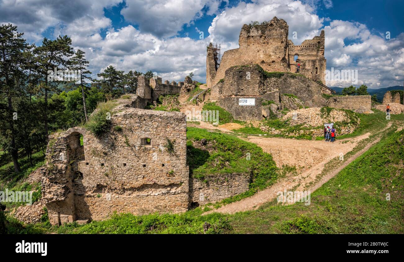 Rovine medievali del castello sulla collina sopra il villaggio di Divin, Banska Bystrica Regione, Slovacchia Foto Stock
