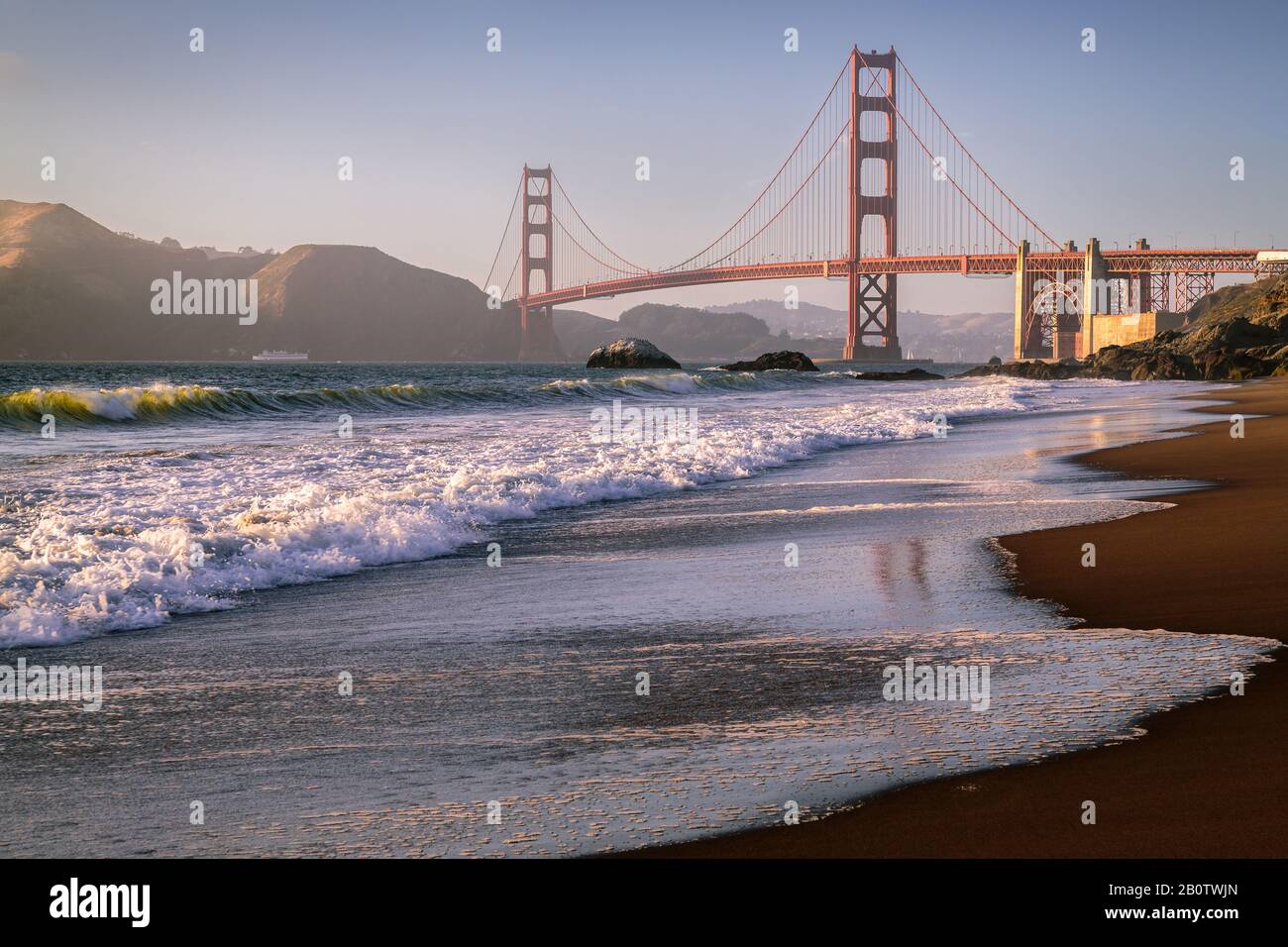 Golden Gate Bridge, bianche onde baciate dal sole Foto Stock