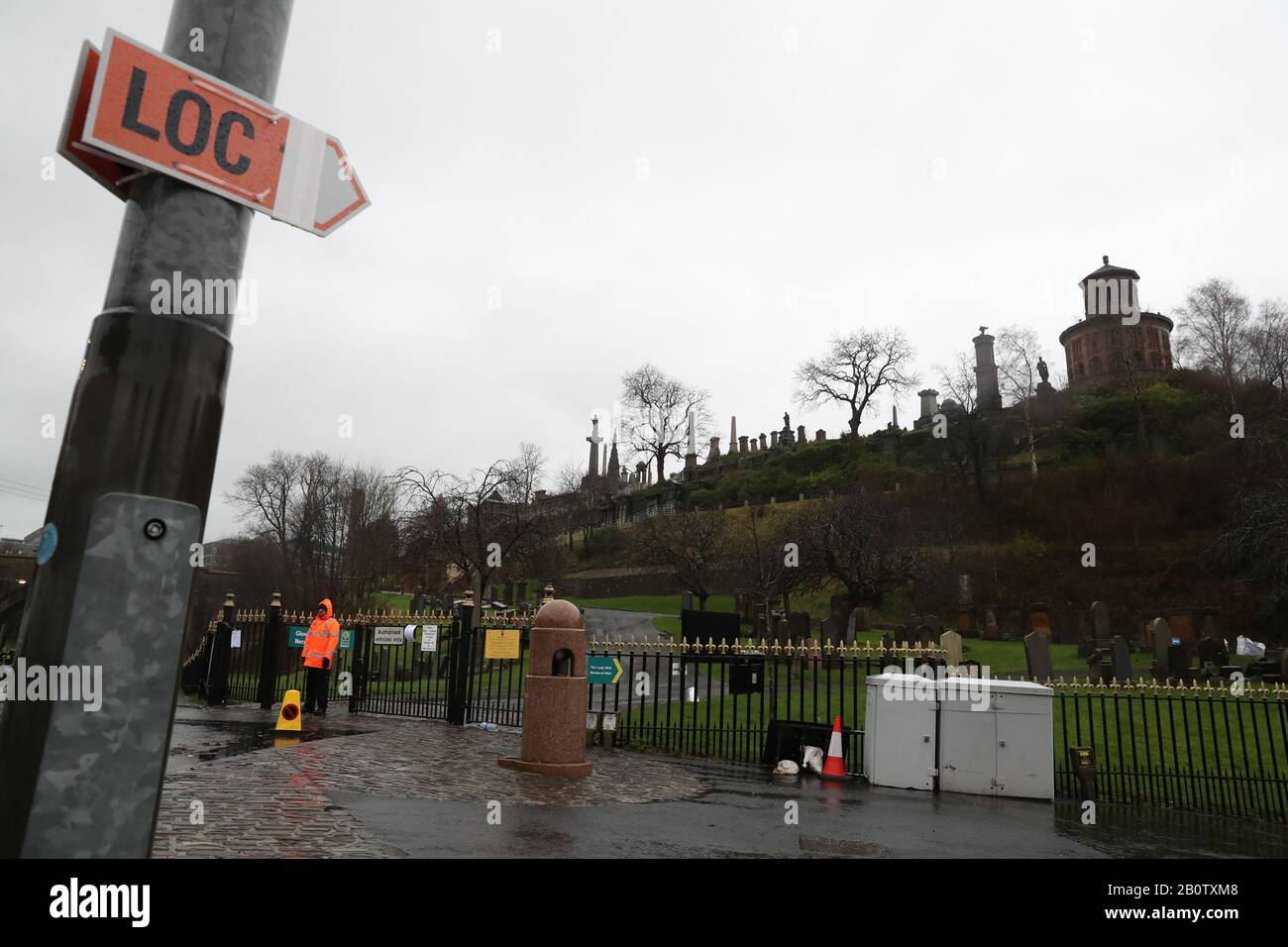Sicurezza al cimitero della necropoli di Glasgow prima di riprendere un nuovo film, si ritiene che sia il nuovo film di Batman. Foto PA. Data Immagine: Venerdì 21 Febbraio 2020. Photo credit dovrebbe leggere: Andrew Milligan/PA Wire Foto Stock