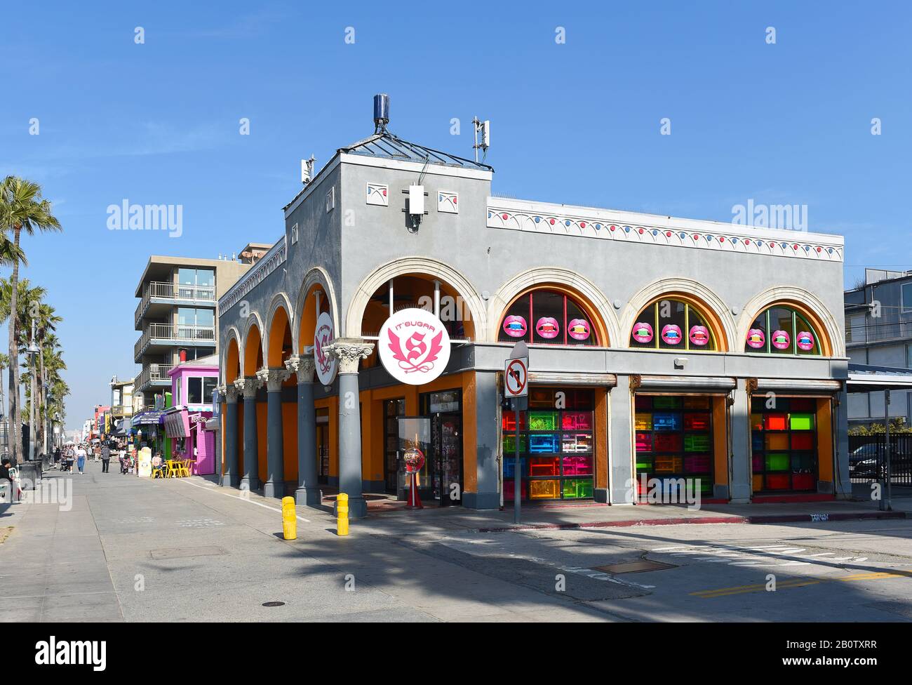 Venezia, CALIFORNIA - 17 FEB 2020: IT'SUGAR è un negozio di caramelle alla moda specializzato in dolci innovativi, regali di novità divertenti e caramelle giganti. Foto Stock