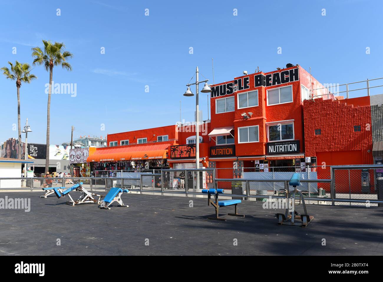 Venezia, CALIFORNIA - 17 FEB 2020: La palestra esterna di Muscle Beach è il luogo di nascita del boom fisico del fitness negli Stati Uniti. Foto Stock