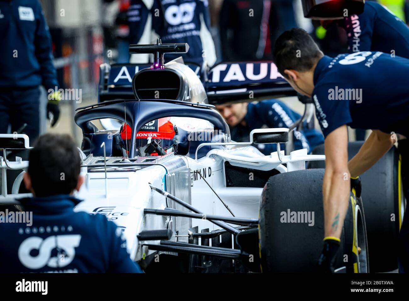 Daniil Kvyat di Alpha Tauri visto in azione durante il terzo giorno di F1 Test Days nel circuito di Montmelo. Foto Stock