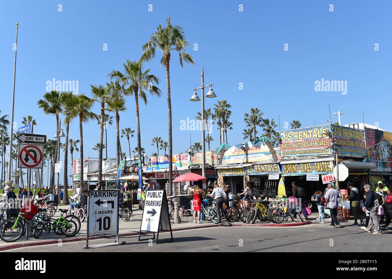 Venezia, CALIFORNIA - 17 FEB 2020: J's Rentals e negozi a Windward Avenue e il lungomare nella famosa destinazione della California del Sud. Foto Stock