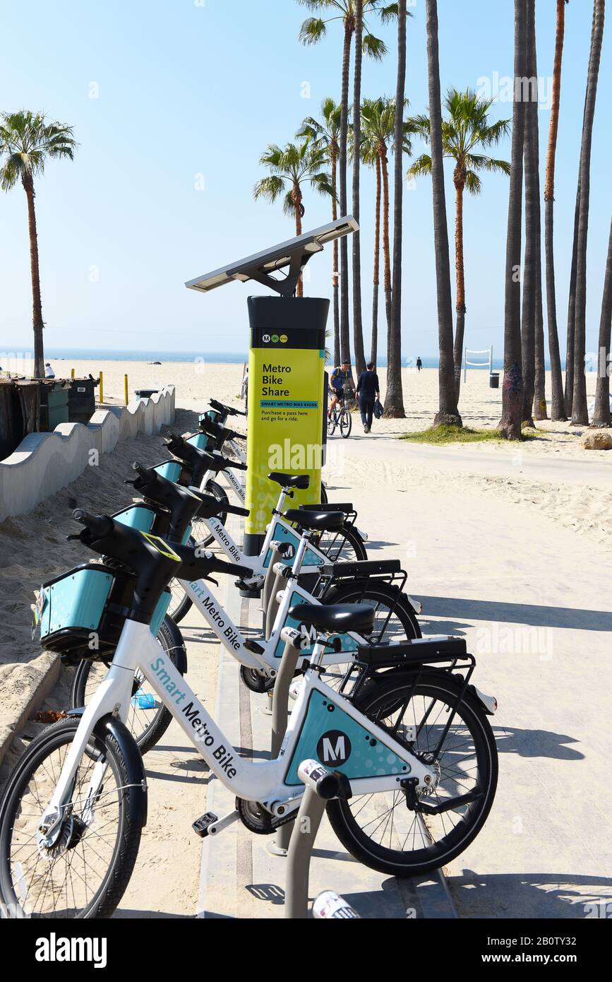 Venezia, CALIFORNIA - 17 FEB 2020: Smart Metro Bike Condividi chiosco lungo il lungomare e la spiaggia nella popolare destinazione turistica. Foto Stock