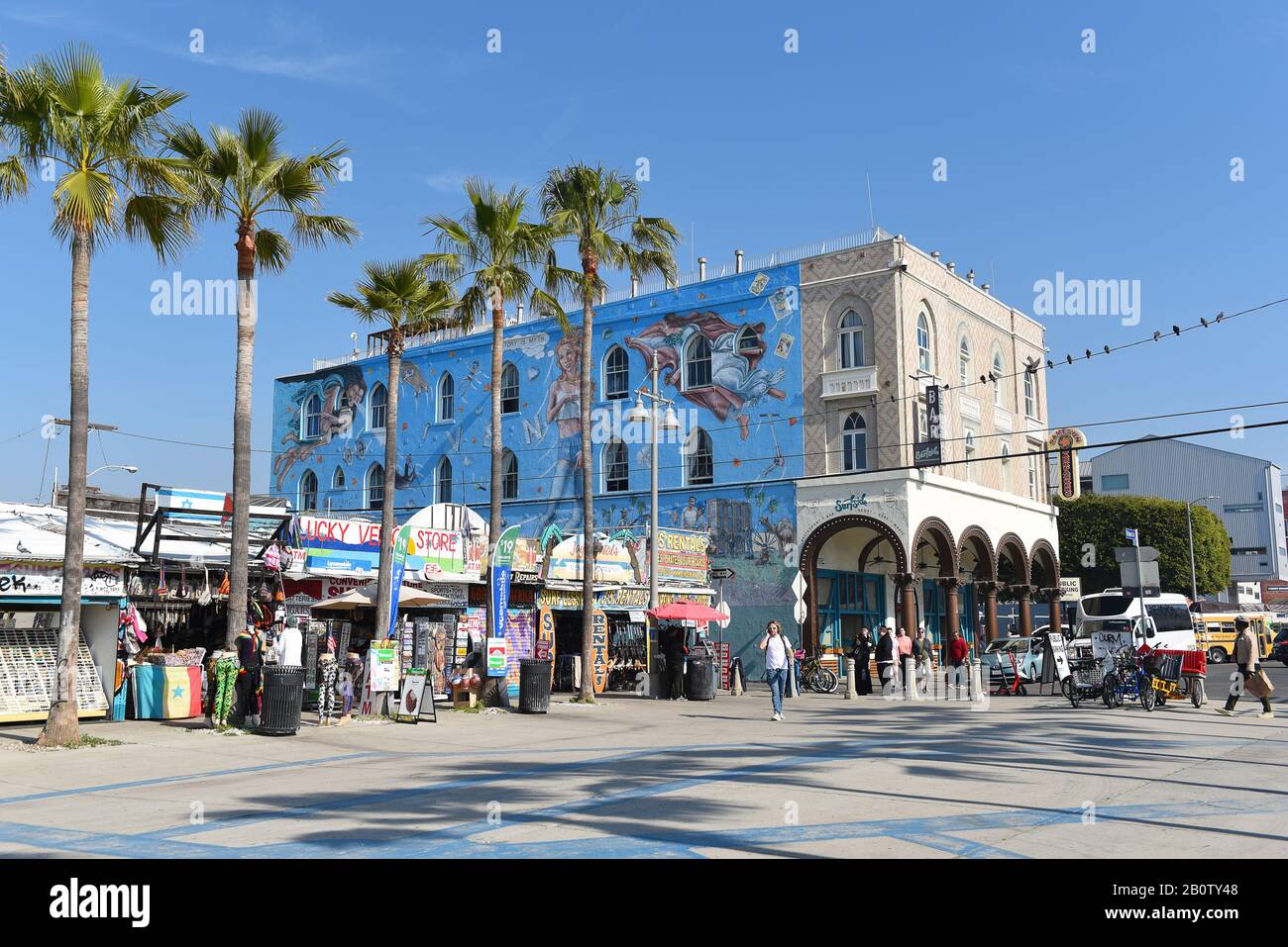Venezia, CALIFORNIA - 17 FEB 2020: Surfside Bar e altri negozi sul lungomare di Venezia Beach, California. Foto Stock