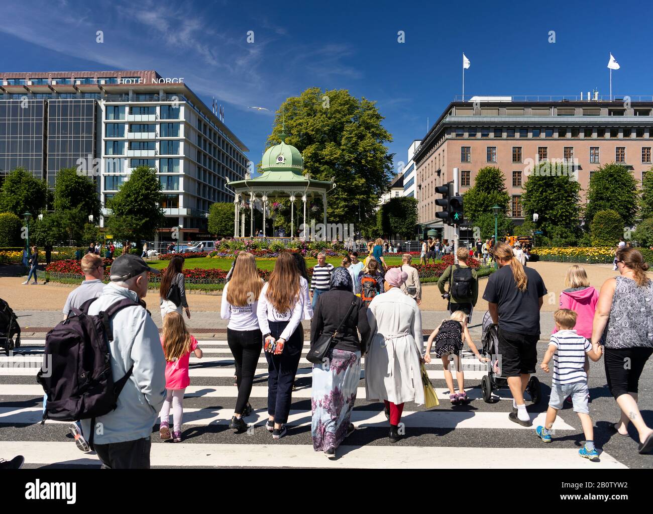 Bergen, NORVEGIA - Persone che camminano verso il padiglione della musica a Byparken, un parco pubblico nel centro di Bergen. Foto Stock