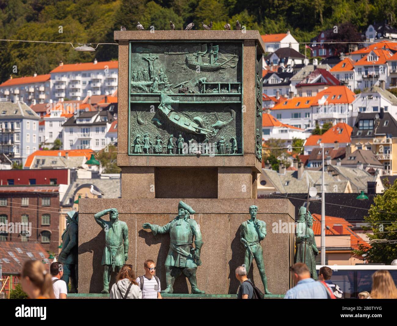 Bergen, NORVEGIA - Turisti al Sailor's Monument a Torgallmenningen Square, nel centro di Bergen. Foto Stock