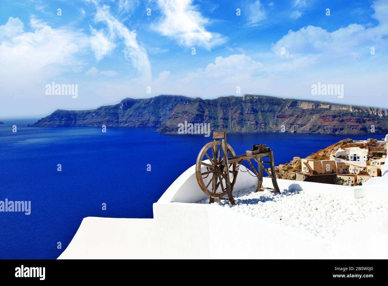 Soleggiato panorama mattutino dell'isola di Santorini Foto Stock