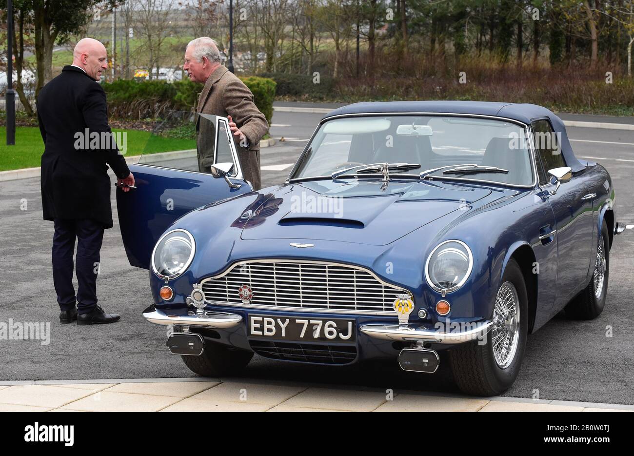 Il Principe di Galles con la sua Aston Martin DB6 mentre arriva per una visita alla fabbrica Aston Martin Lagonda a St. Athan a Barry, Galles. Foto PA. Data Immagine: Venerdì 21 Febbraio 2020. Vedi la storia di PA ROYAL Charles. Il credito fotografico dovrebbe essere: Rebecca Naden/PA Wire Foto Stock