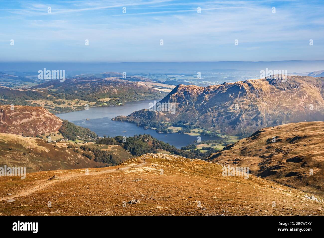 Vista sopra Patterdale di Ullswater, Birk Fell e North East Fells inc Place È Caduto dalla rotta Black Crag fino a St Sunday Crag in English Lake District Foto Stock