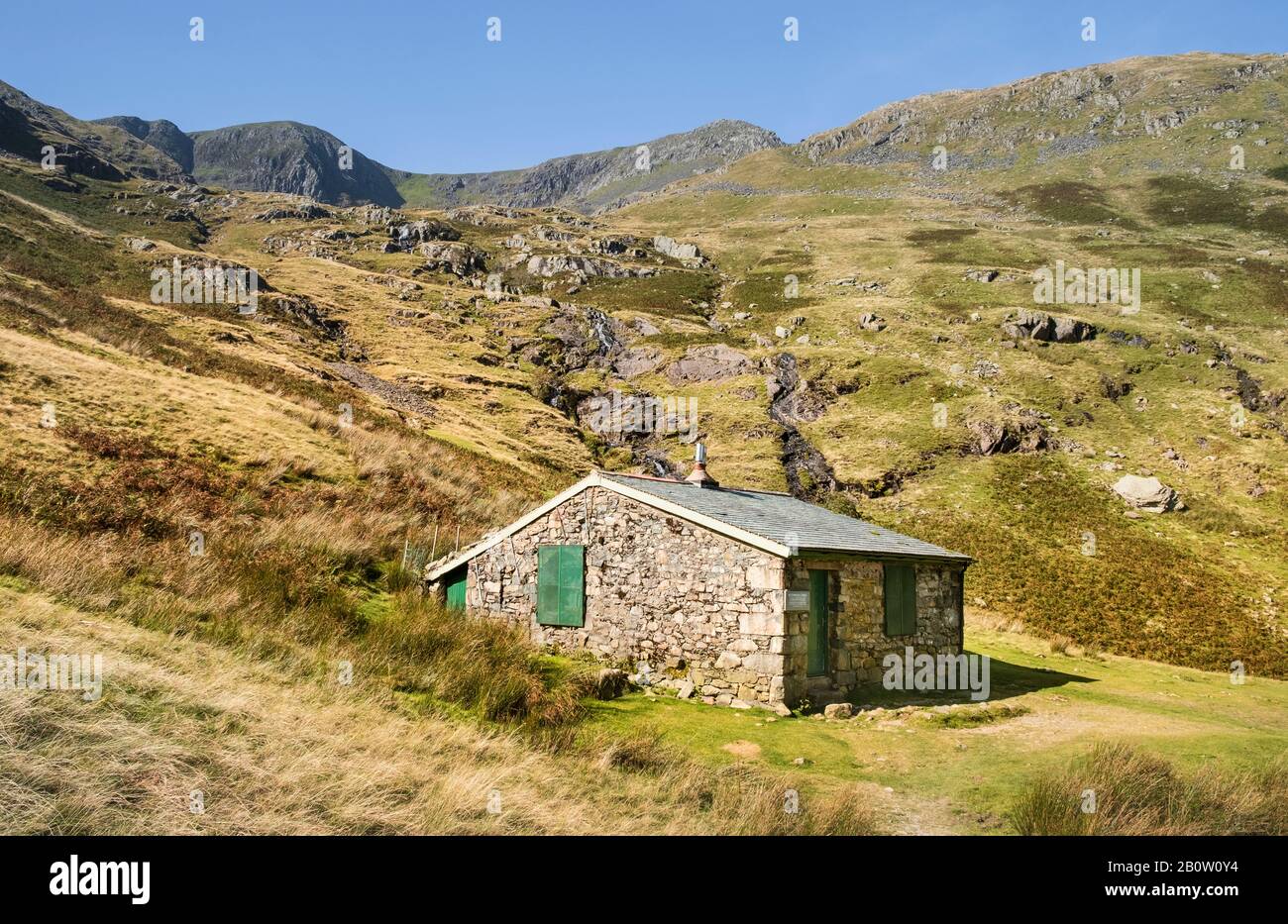 Ruthwaite Lodge Verso L'Esterno Rifugio per arrampicata / bothy in Ruthwaite Cove in Upper Grisedale nel Lake District National Park. Foto Stock