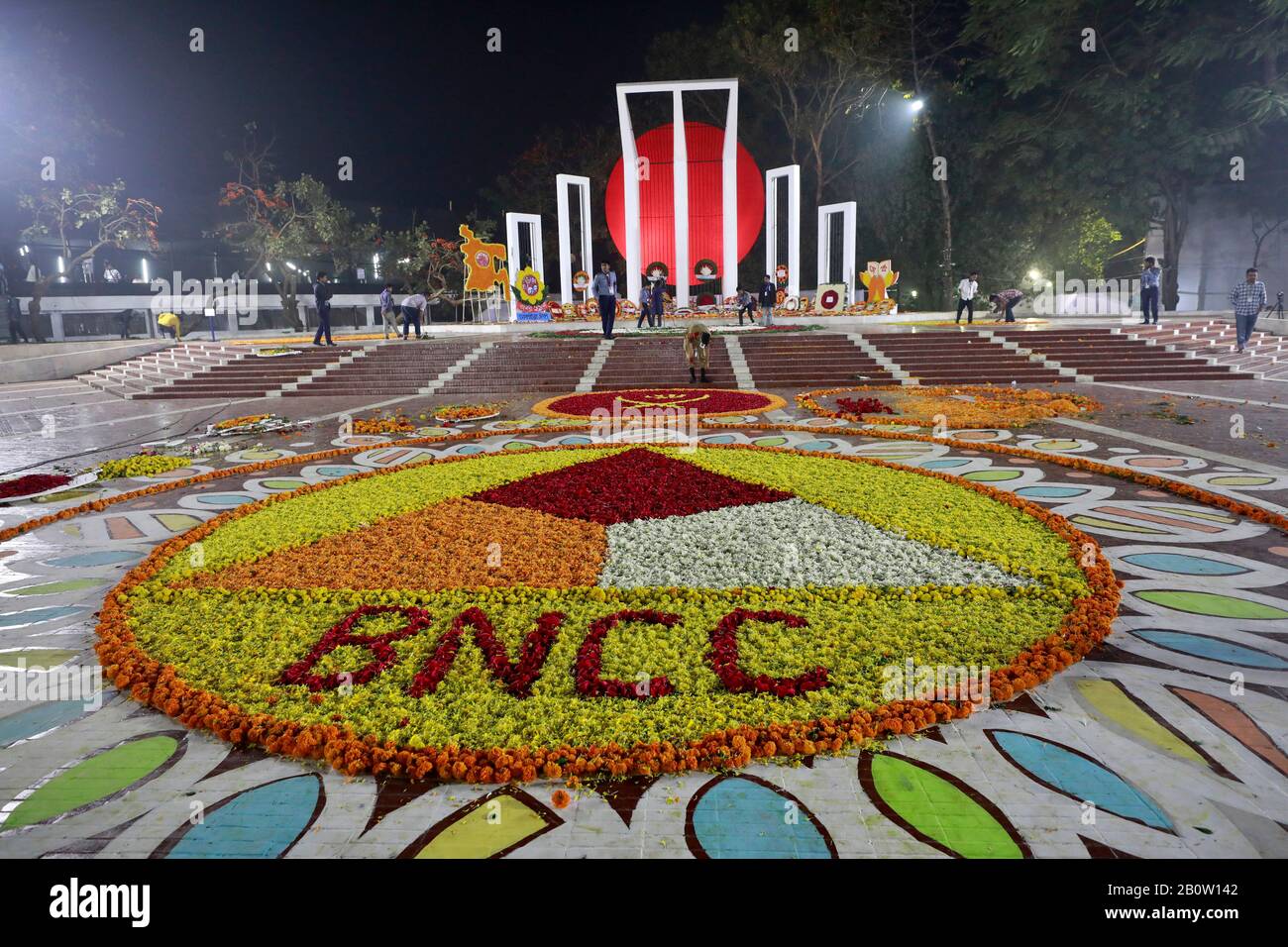 Dhaka, Bangladesh - 21 febbraio 2020: L'altare del Shaheed Minar centrale a Dhaka è decorato con fiori, come la nazione rende omaggio al rispetto Foto Stock