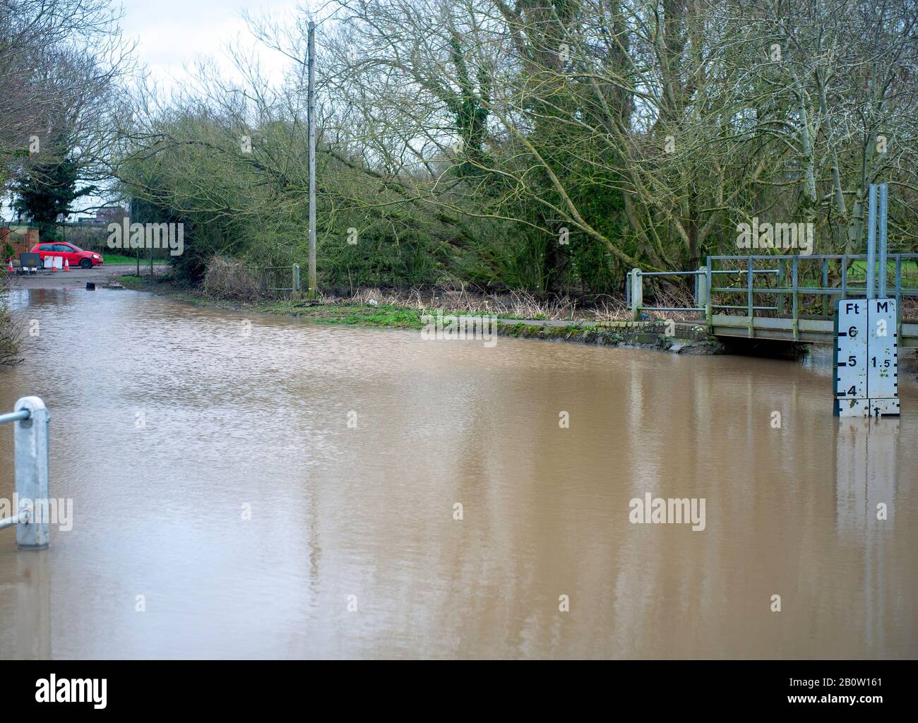 Auto bloccate e case tagliate a causa delle crescenti acque alluvionali, Waters Gate Lane, Leicestershire, Regno Unito. Foto Stock
