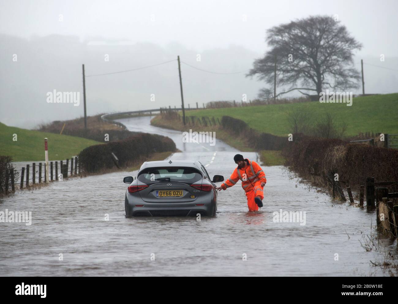 Kilbarchan, Scozia, Regno Unito. 21th febbraio 2020. Le Strade sono chiuse a causa delle inondazioni a Kilbarchan, Renfrewshire. Foto Stock