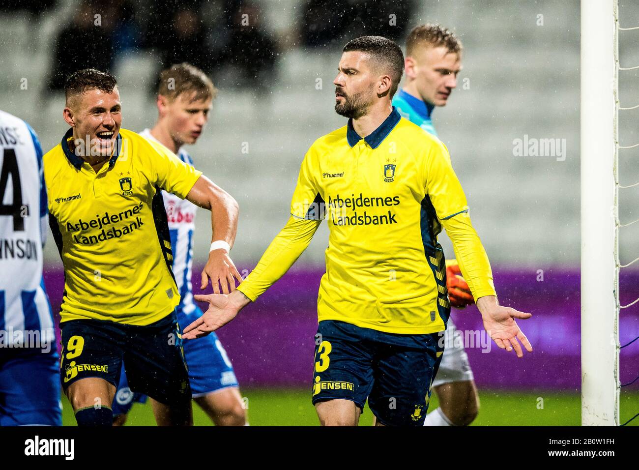 Odense, Danimarca, 16th, Febbraio 2020. Anthony Jung (R) di Brondby SE punteggi di 0-1 ed è embraed da Samuel Mraz (L) durante la 3F Superliga match tra OB e Brondby SE a Nature Energy Park di Odense. (Photo Credit: Gonzales Photo - Lasse Lagoni). Foto Stock