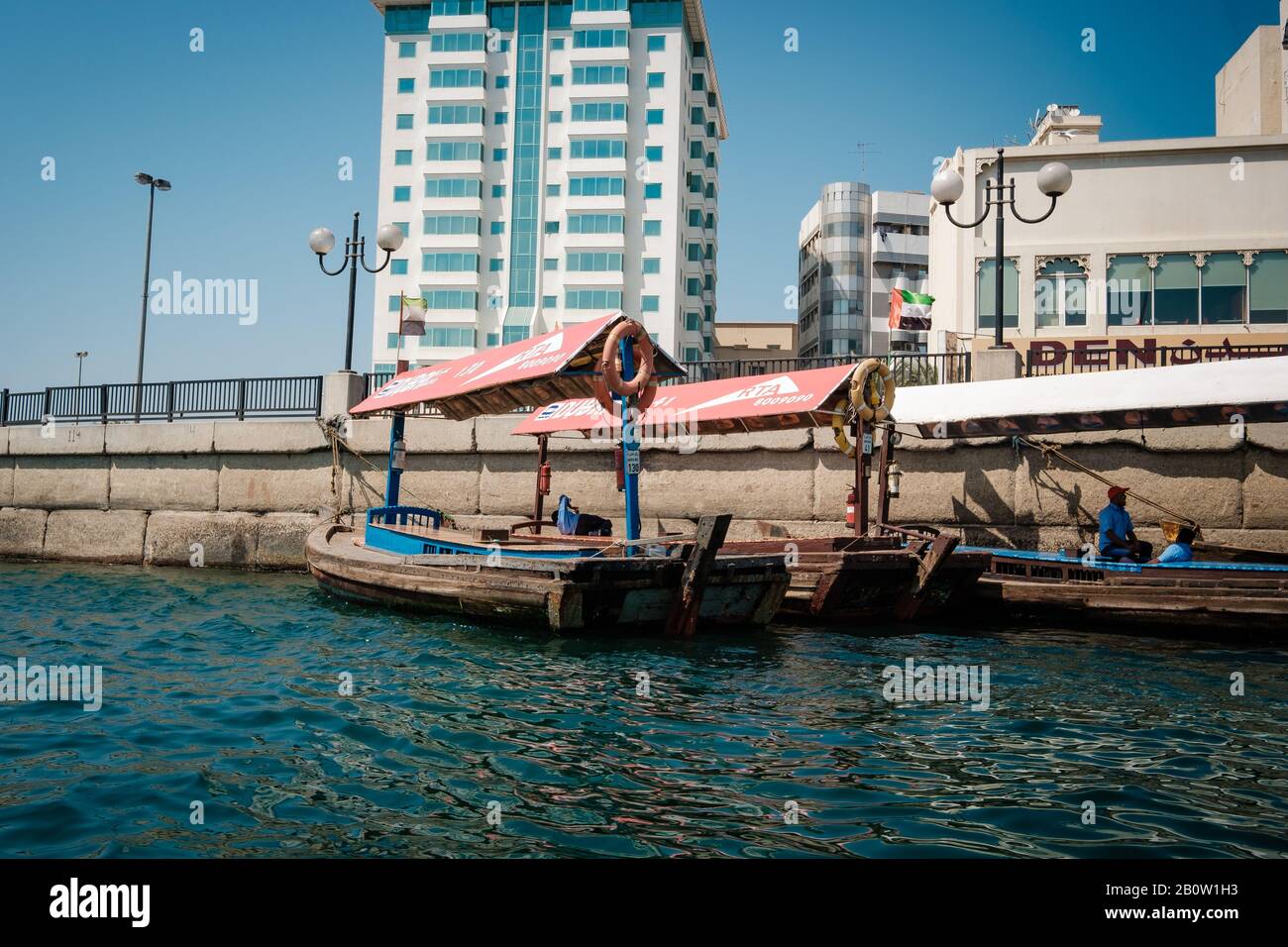 Dubai, Emirati Arabi Uniti - 7 MARZO: Barche Agra traghetti crociera business sul Bay Creek. Tradizionali barche arabe sul fiume. Centro storico di Dubai. Foto Stock