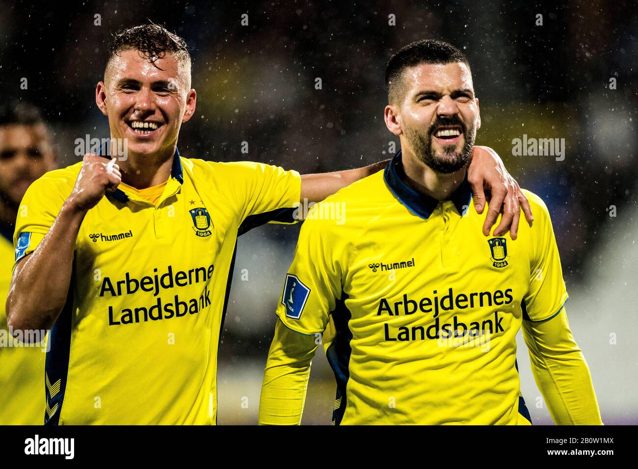 Odense, Danimarca, 16th, Febbraio 2020. Anthony Jung (R) di Brondby SE punteggi di 0-1 ed è embraed da Samuel Mraz (L) durante la 3F Superliga match tra OB e Brondby SE a Nature Energy Park di Odense. (Photo Credit: Gonzales Photo - Lasse Lagoni). Foto Stock