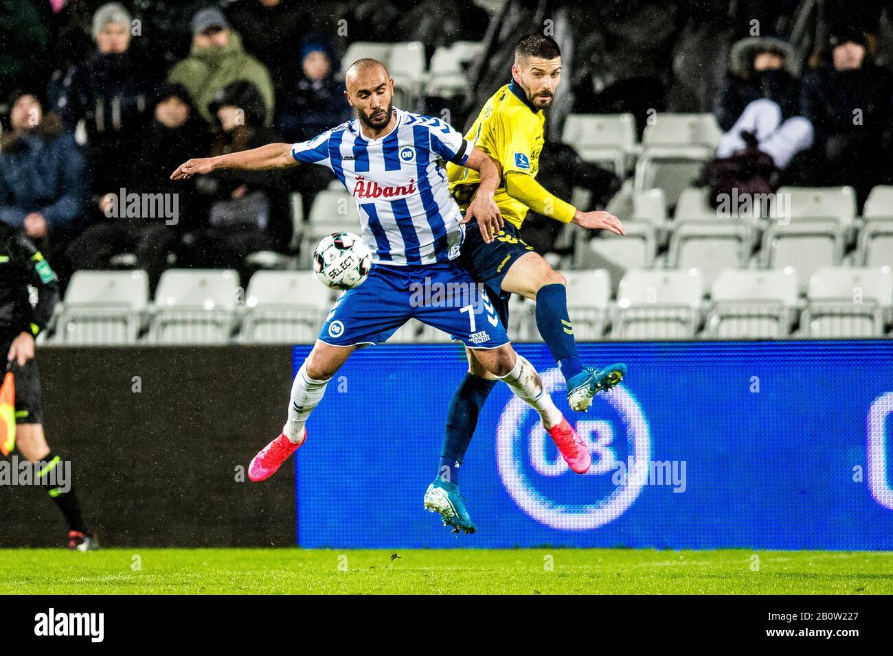 Odense, Danimarca, 16th, Febbraio 2020. Anthony Jung (3) di Brondby IF e Issam Jebali (7) di OB visto durante la 3F Superliga match tra OB e Brondby SE al Parco Naturale energia di Odense. (Photo Credit: Gonzales Photo - Lasse Lagoni). Foto Stock