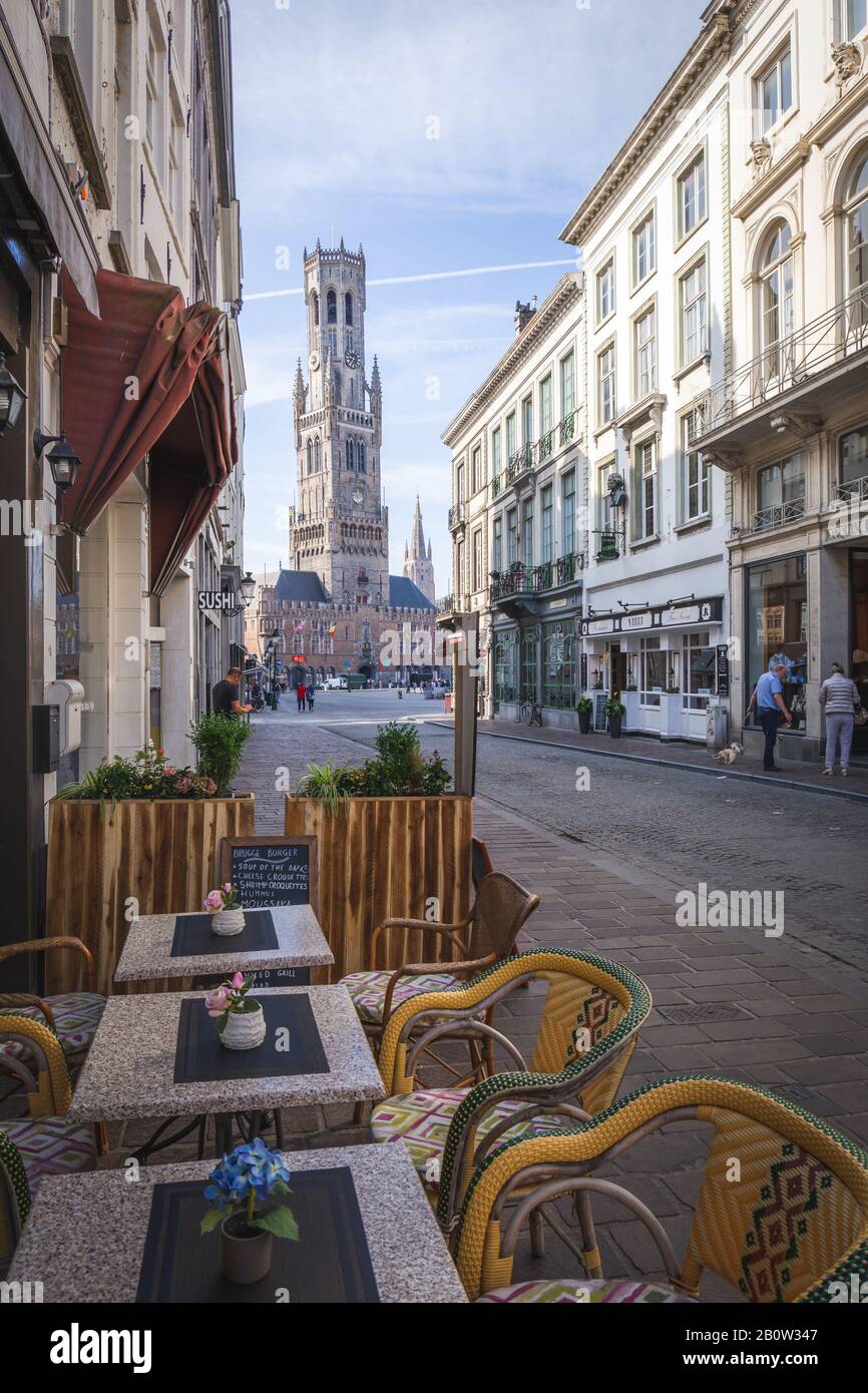 Pavement Cafe vuote con tavoli e sedie nel centro storico di Bruges Bruges Belgio Foto Stock