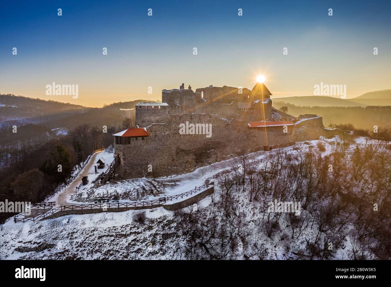 Visegrad, Ungheria - veduta aerea del bellissimo castello innevato di Visegrad all'alba in una mattinata invernale Foto Stock