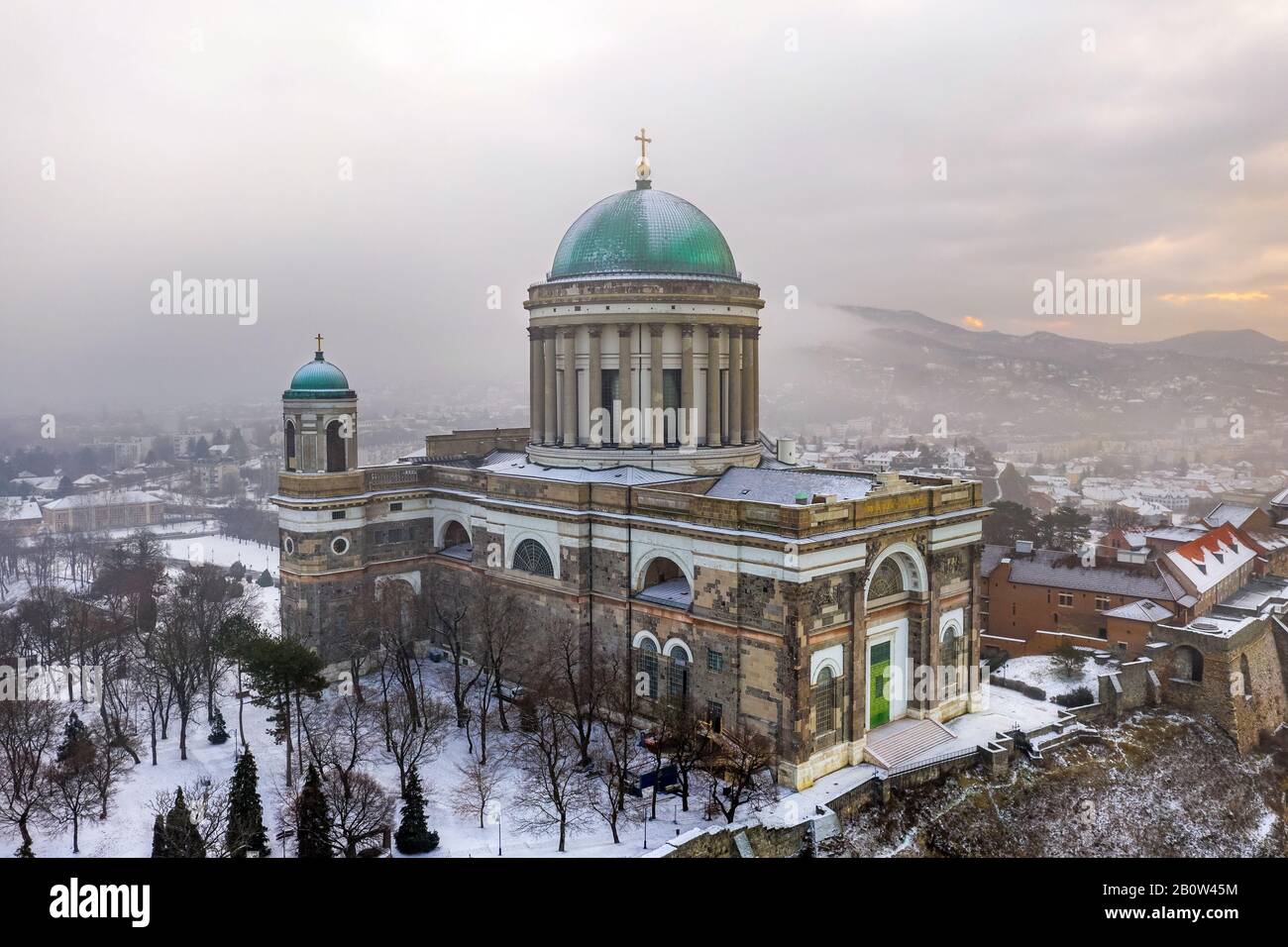 Esztergom, Ungheria - veduta aerea della bellissima Basilica innevata di Esztergom in una nebbiosa mattinata invernale Foto Stock