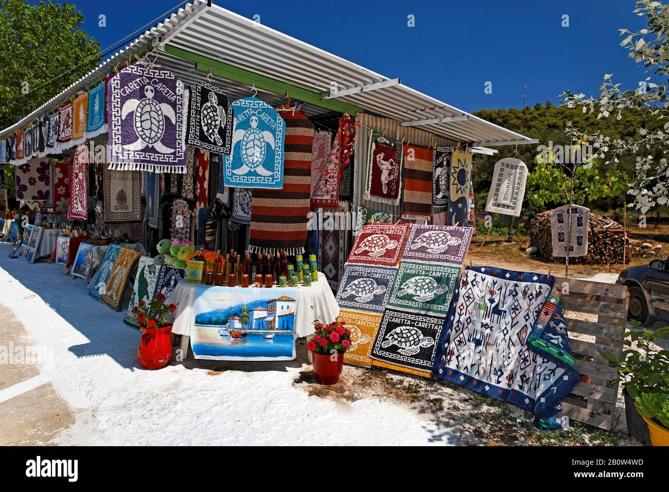 Negozio di souvenir, tappeti con motivi tartaruga, Anafonitria, isola di Zante, Grecia Foto Stock