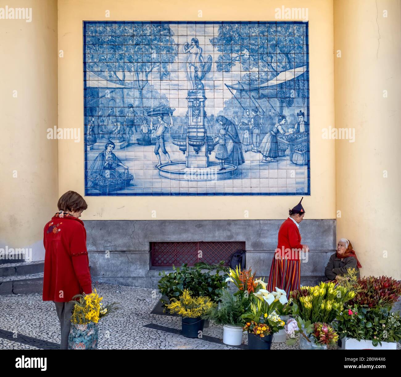 Venditori di fiori fuori dal Mercado dos Lavradores, Funchal Market, Madeira. Foto Stock