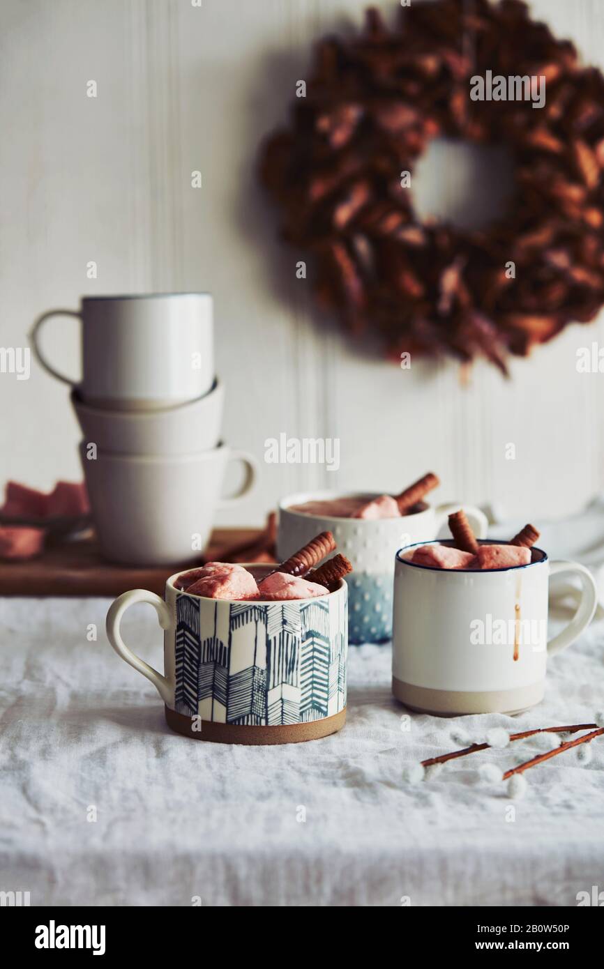 Primo piano di tre tazze di cioccolata calda con marshmallows. Foto Stock