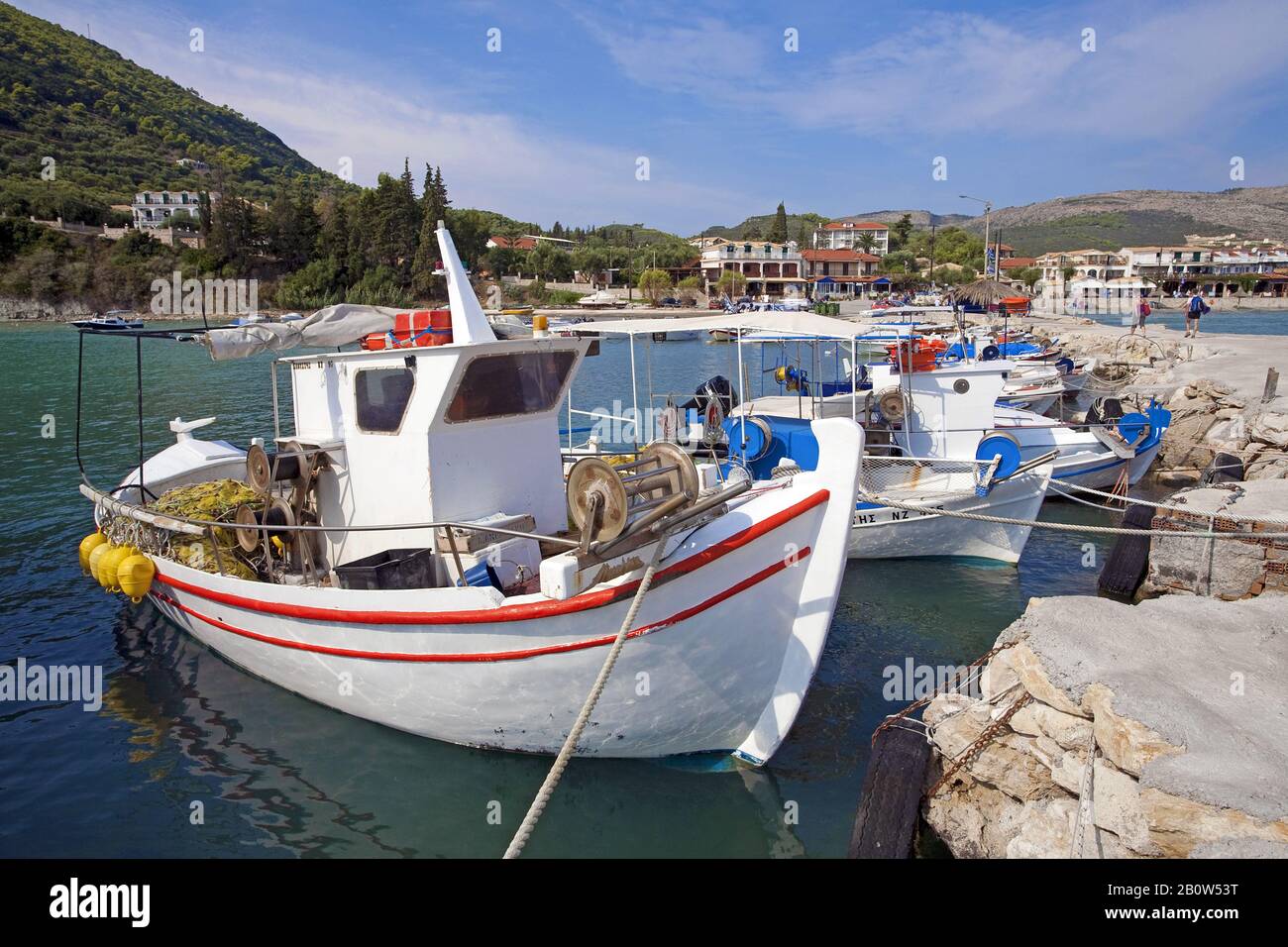 Barche da pesca nel porto di Limni Keriou, isola di Zante, Grecia Foto Stock