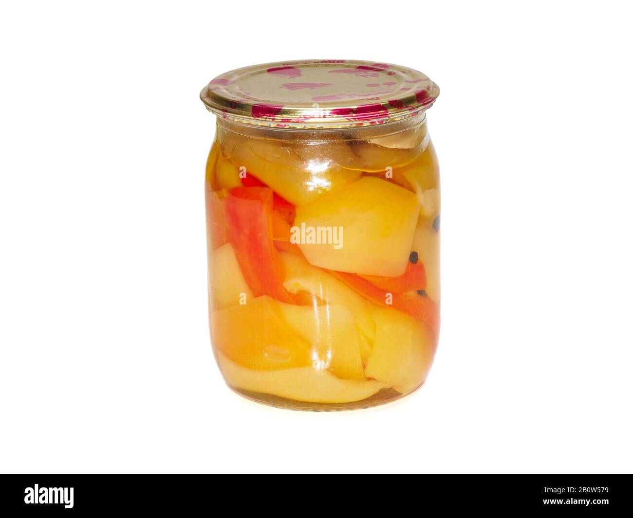 Peperoni dolci conservati in un vaso di vetro con tappo di metallo su sfondo bianco, sottaceti ecologial fatti in casa Foto Stock