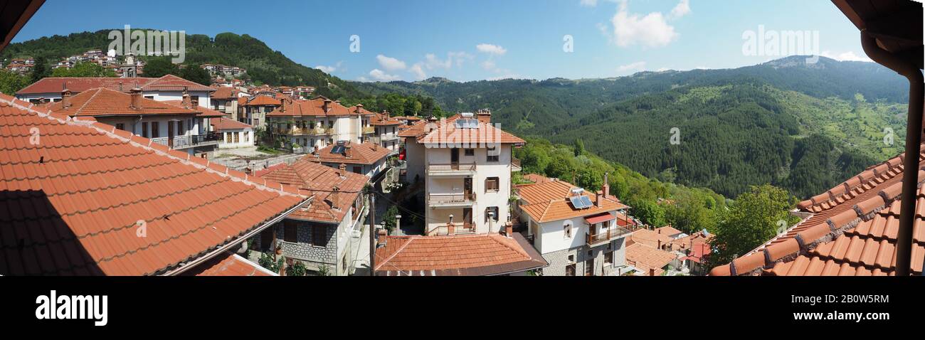 Vista panoramica degli edifici e dei tetti di Metsovo, Epiro, Grecia Foto Stock