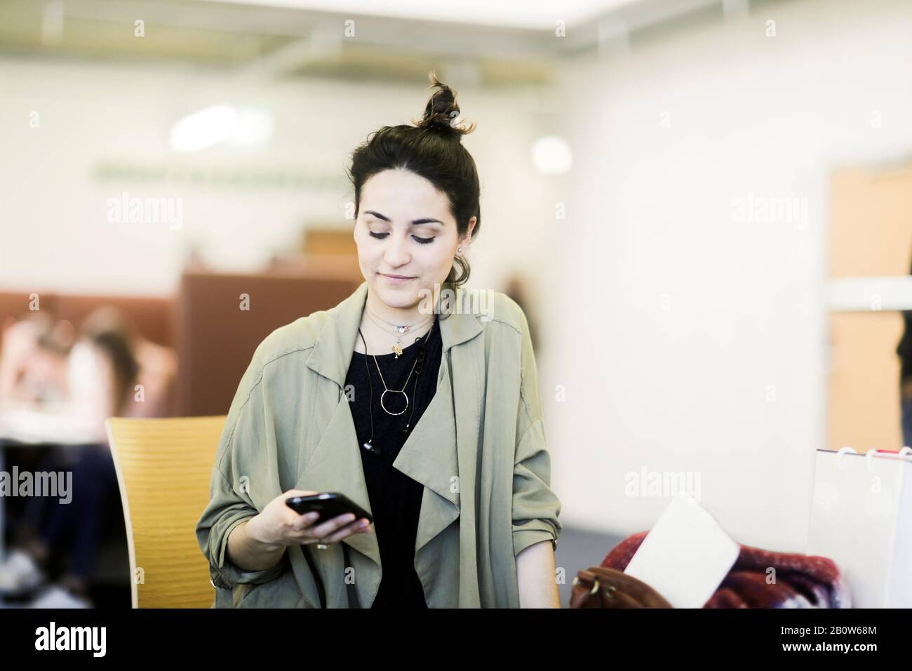 Donna che lavora in ufficio. Foto Stock