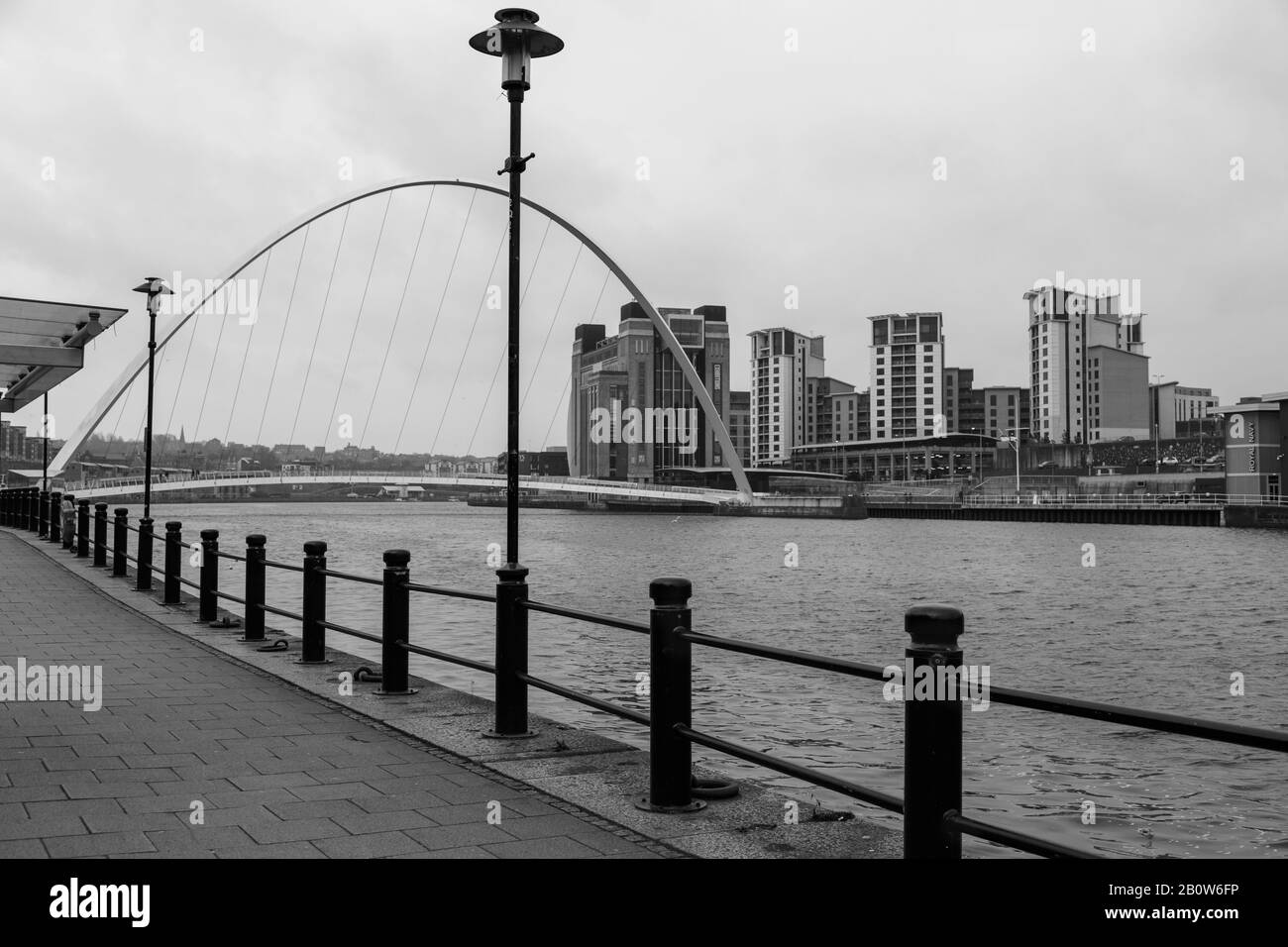 Il ponte del Millennio Gateshead sul fiume Tyne. Questa area risviluppata presenta alti edifici residenziali, gallerie d'arte, bar e ristoranti Foto Stock