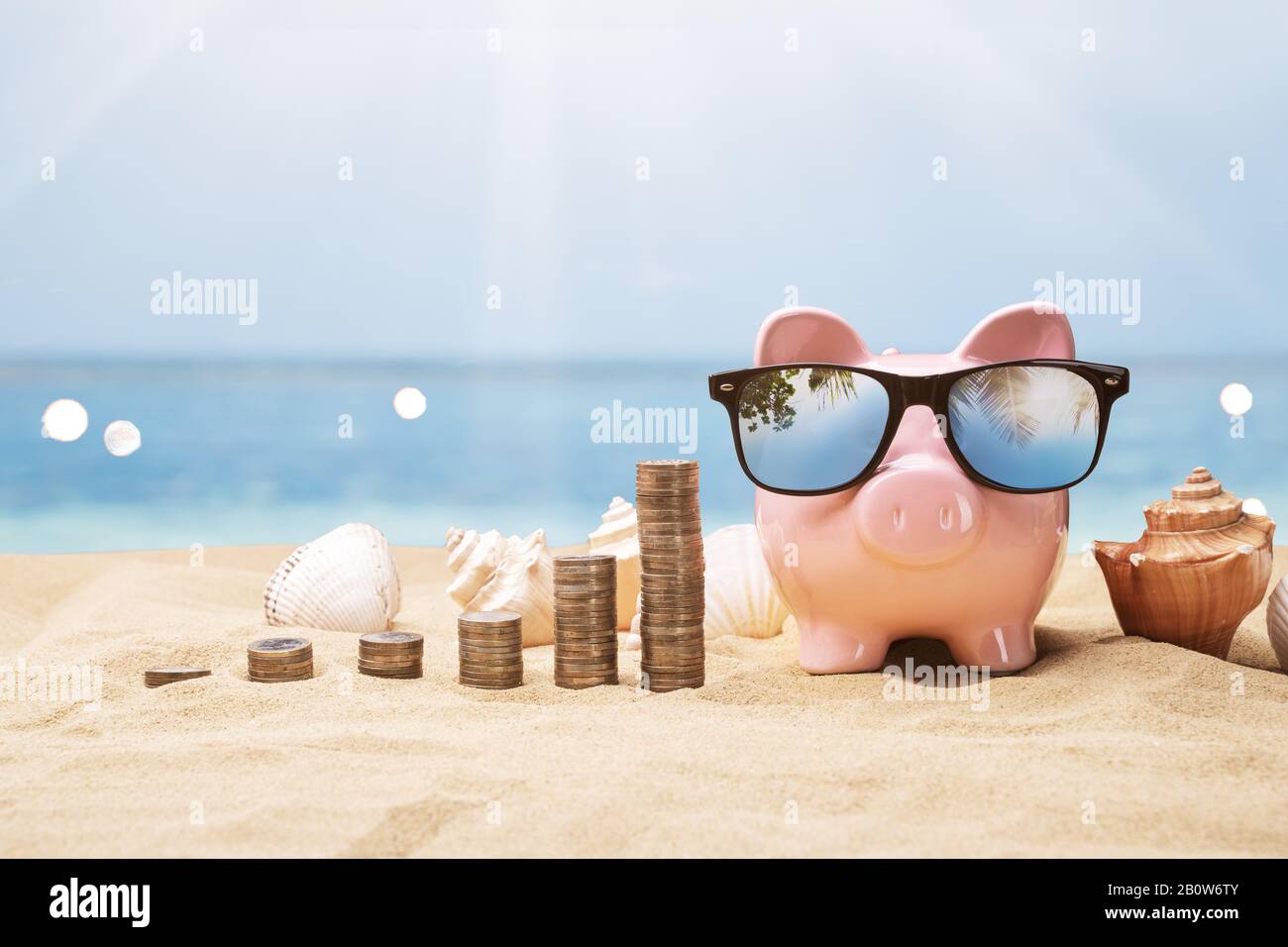Piggy Bank Rosa Vicino A Pile Di Moneta In Crescita Foto Stock