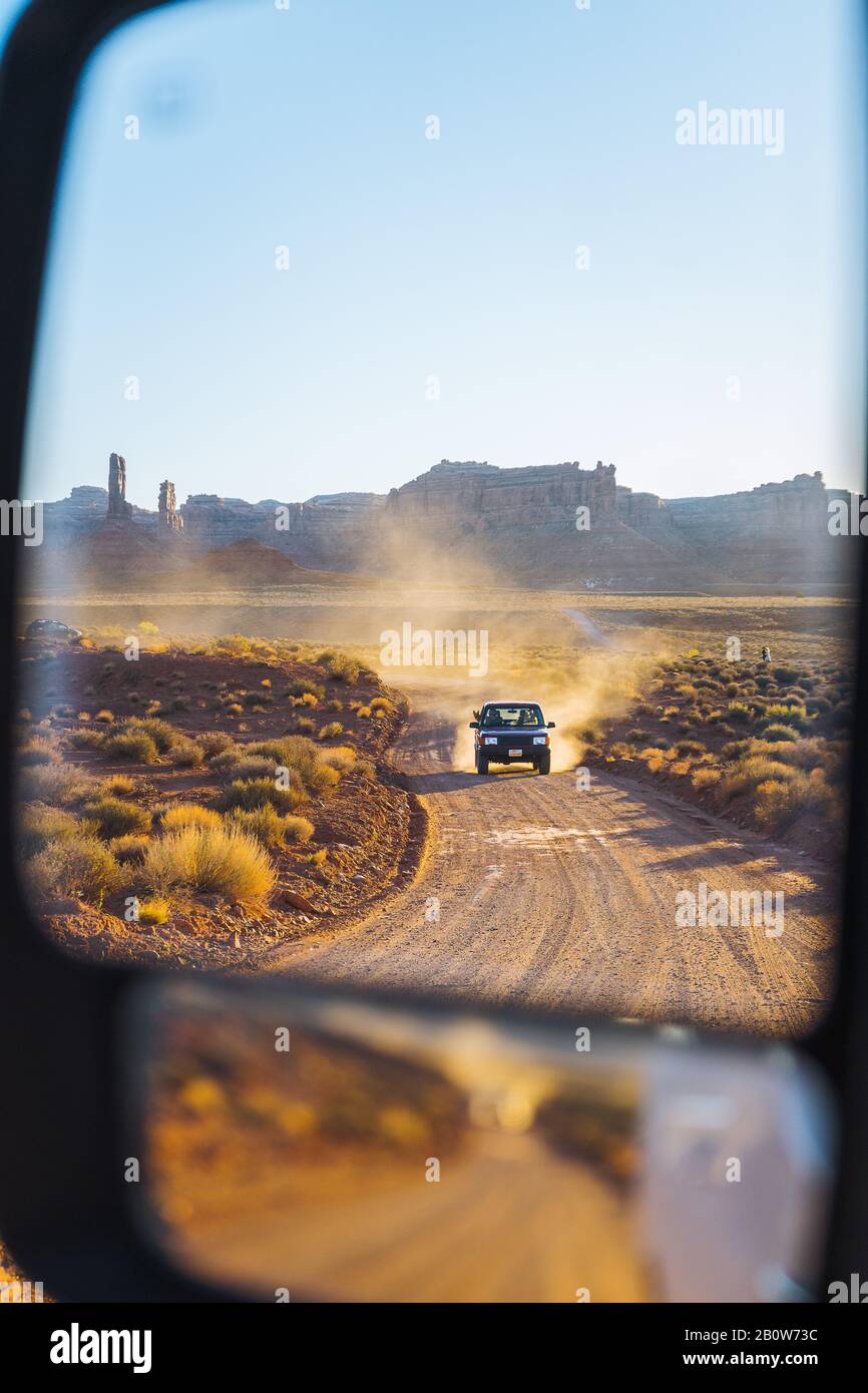 Fuoristrada che attraversa Valley of the Gods, Utah, Stati Uniti Foto Stock