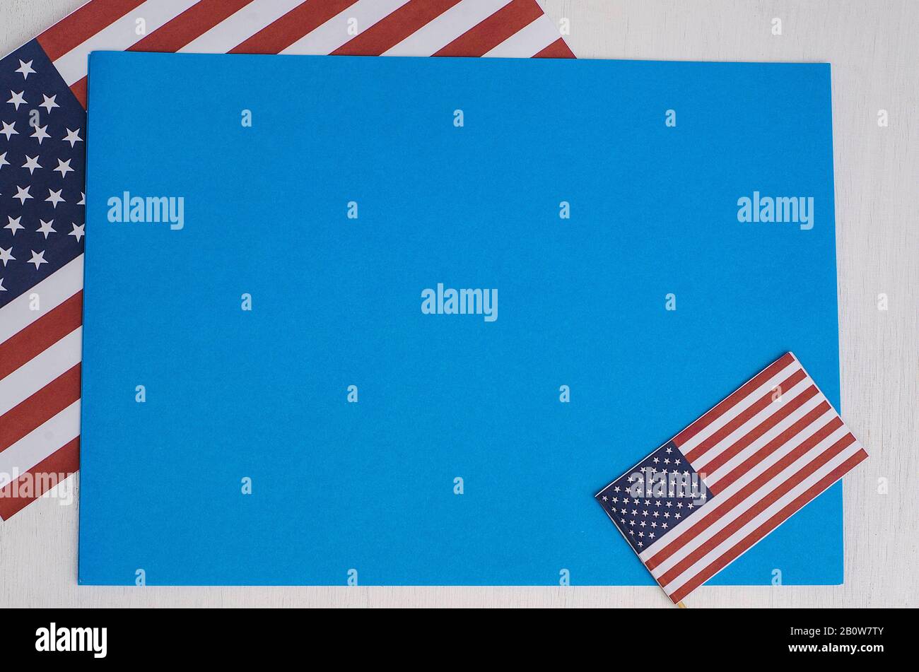 Copy space for American Holiday: Sfondo blu con cornice bianca con bandiere americane. Mock-up vuoto. Foto Stock