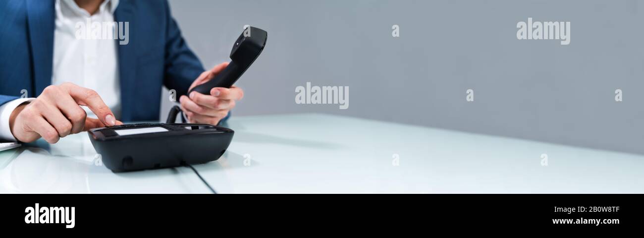 Primo Piano Del Numero Di Composizione Del Personale D'Affari Sul Tastierino Del Telefono Foto Stock